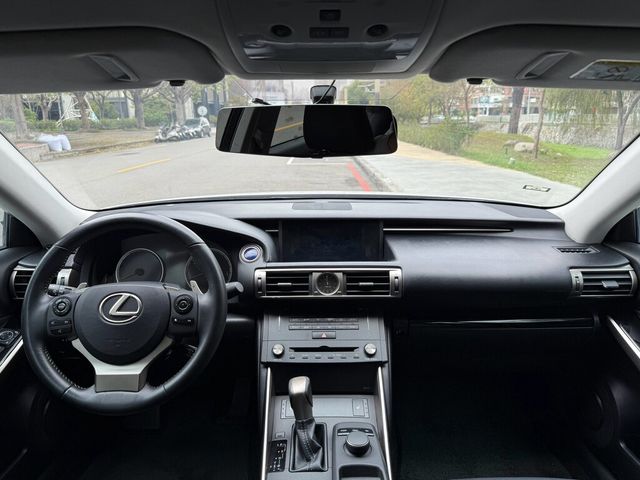 LEXUS凌志 IS 300H  第7張相片