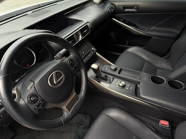 LEXUS凌志 IS 300H  第8張相片