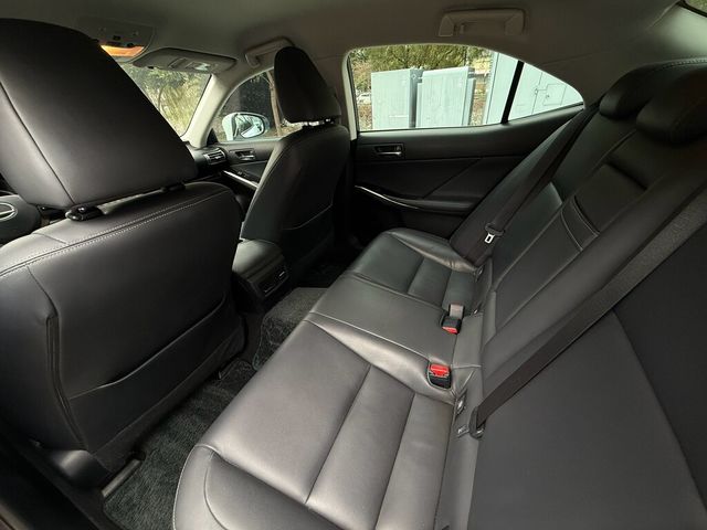 LEXUS凌志 IS 300H  第9張相片
