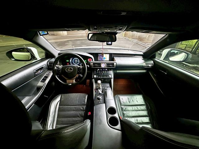LEXUS凌志 IS 300H  第9張相片