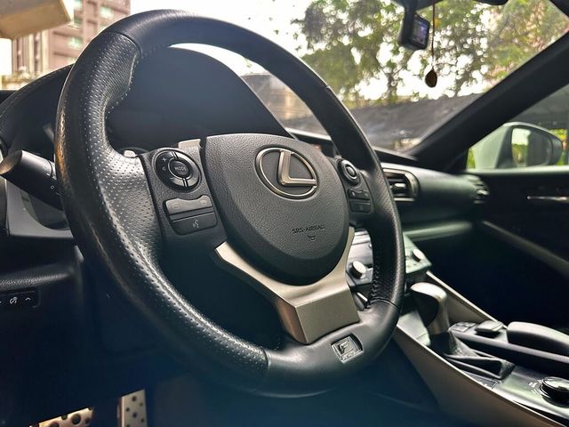 LEXUS凌志 IS 300H  第13張相片