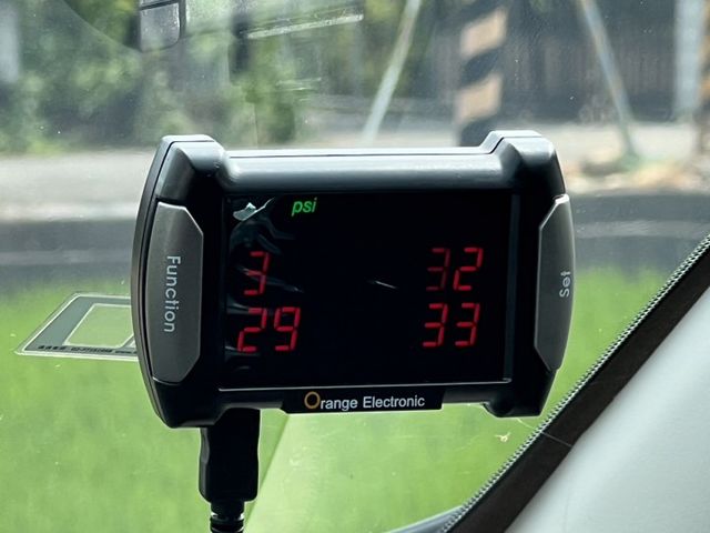 7人座休旅車 抬頭顯示器 液晶螢幕 多功能方向盤  第18張相片