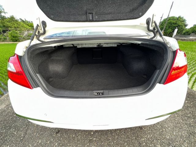 超大型舒適安全房車 頂級2_0.5升V6引擎 ikey全景天窗 雙電動椅 原版  第6張相片