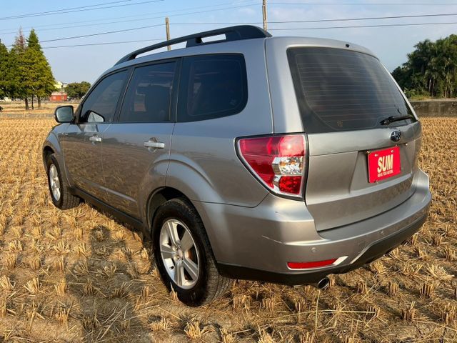 正一手車 原版件 全程原廠保養 2..0XS版本 全時四輪驅動 水平對臥引擎 超大天窗  超安全進口休旅車  第4張相片