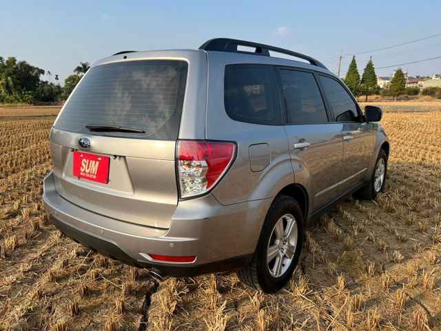 正一手車 原版件 全程原廠保養 2..0XS版本 全時四輪驅動 水平對臥引擎 超大天窗  超安全進口休旅車  第6張相片