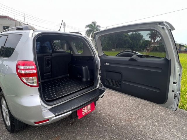 全網最優惠 車況來源最清楚 此車通病變速箱 剛整理好 有工單 別間車商不敢說的 我坦白告知 選配電動按摩椅  第8張相片