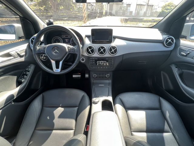 正一手醫師用車 B CLASS 最高規格 最高配備 全景天窗  B200 CDI 大馬力 超省油耗 高速21.2km  第11張相片