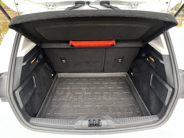 超高CP值跨界休旅車 Focus Active任性版 全程原廠保養 原廠3+3延長保固  ACC 無線充電盤 抬頭 盲點  第7張相片