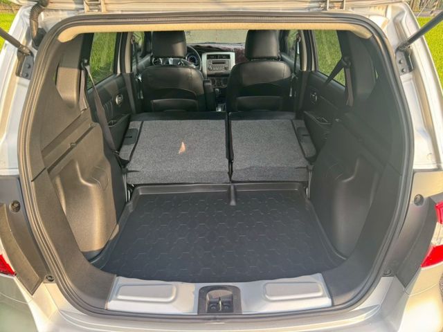 NISSAN全車系 LIVINA 專賣店 本身日產新車業務出身 趕緊賞車試乘 讓我破除你對玻璃變速箱的疑慮  超實用的一  第7張相片
