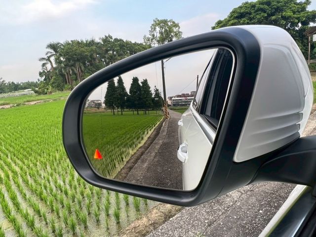 總代理 一手女用車 全程原廠保養 原廠保固中 盲點 環景 歡迎賞車議價  第15張相片