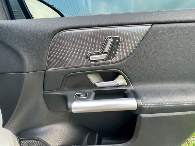 總代理 一手女用車 全程原廠保養 原廠保固中 盲點 環景 歡迎賞車議價  第17張相片