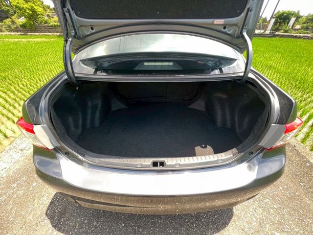 市場稀有 2.0ALTIS 小改款 CVT 超省油  配備超好 免鑰駛啟動 換檔快撥鍵 駕駛座電動座椅 天窗  第7張相片