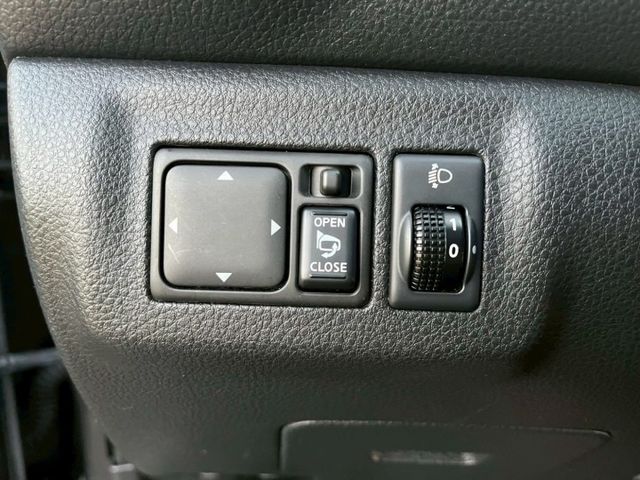 NISSAN 認證專賣店 正一手車 稀有旗艦版本 IKEY 恆溫 抬頭 電自動收折後視鏡  全程原廠保養  第15張相片