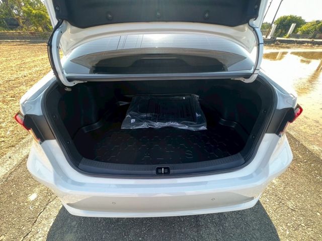 市場超稀少 旗艦影音超滿配 新車已停產 LED尾燈 環景 數位七吋MID 駕駛電動八向附電動腰靠 排檔鎖 七彩氣氛燈  第7張相片