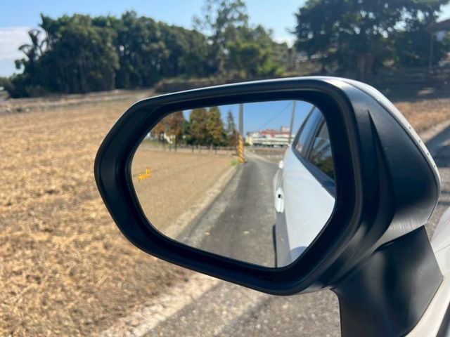 市場超稀少 旗艦影音超滿配 新車已停產 LED尾燈 環景 數位七吋MID 駕駛電動八向附電動腰靠 排檔鎖 七彩氣氛燈  第17張相片