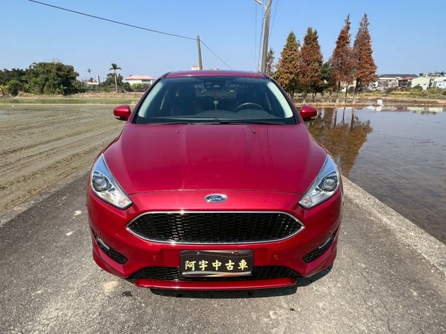 我是1.5T 頂級運動版 新車價89.9萬 我有盲點 自動停車 車道偏移警示 換檔 天窗 空力套件 HID頭燈以上  第2張相片