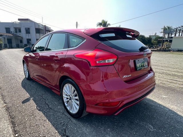 我是1.5T 頂級運動版 新車價89.9萬 我有盲點 自動停車 車道偏移警示 換檔 天窗 空力套件 HID頭燈以上  第4張相片