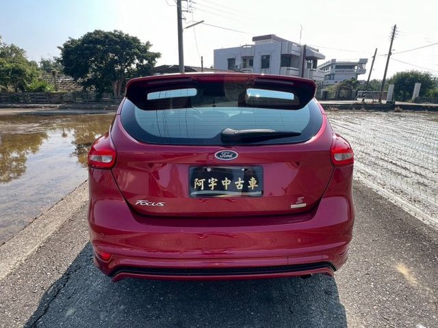 我是1.5T 頂級運動版 新車價89.9萬 我有盲點 自動停車 車道偏移警示 換檔 天窗 空力套件 HID頭燈以上  第5張相片