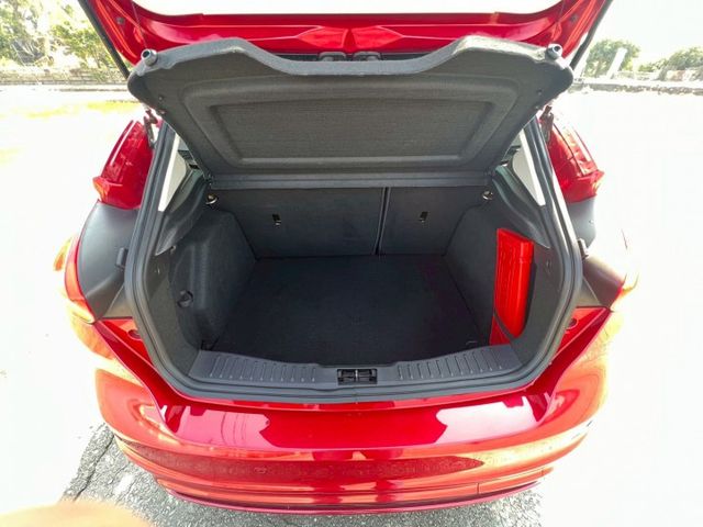 我是1.5T 頂級運動版 新車價89.9萬 我有盲點 自動停車 車道偏移警示 換檔 天窗 空力套件 HID頭燈以上  第7張相片