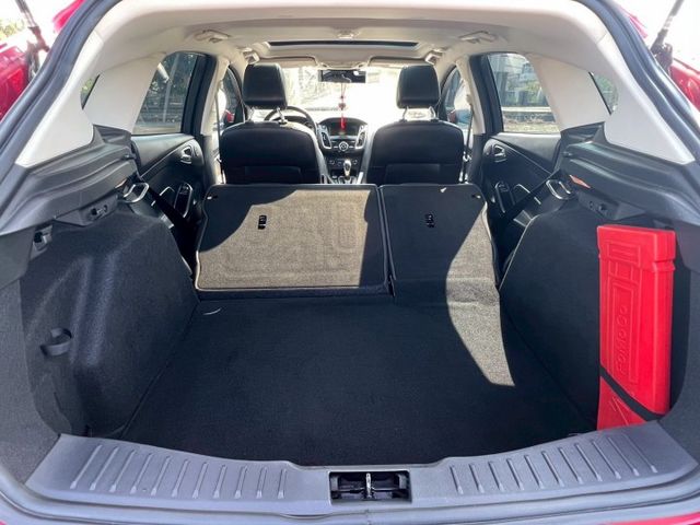 我是1.5T 頂級運動版 新車價89.9萬 我有盲點 自動停車 車道偏移警示 換檔 天窗 空力套件 HID頭燈以上  第8張相片