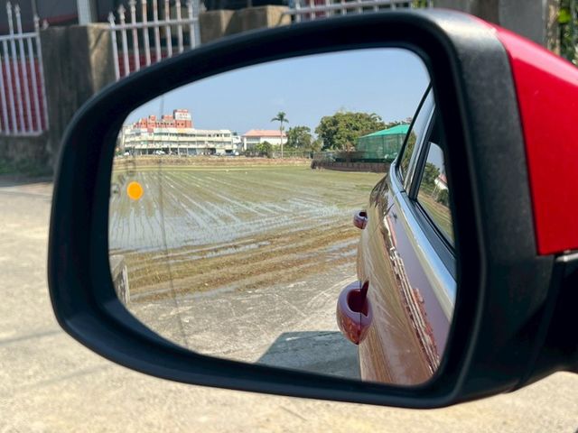 我是1.5T 頂級運動版 新車價89.9萬 我有盲點 自動停車 車道偏移警示 換檔 天窗 空力套件 HID頭燈以上  第14張相片