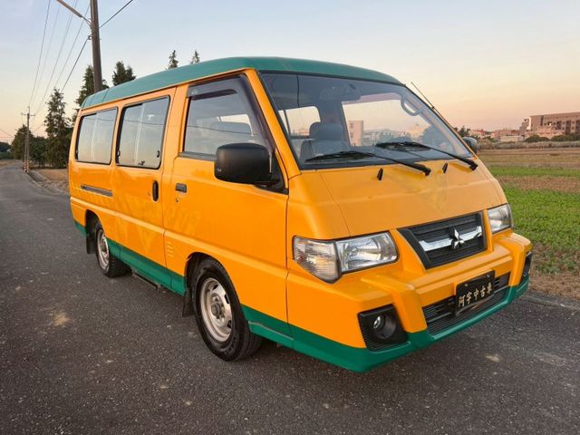 廂型車的長青樹 超大空間 保養的不錯 工程行的最愛 載工人最舒適 買回去賺大錢  第1張相片