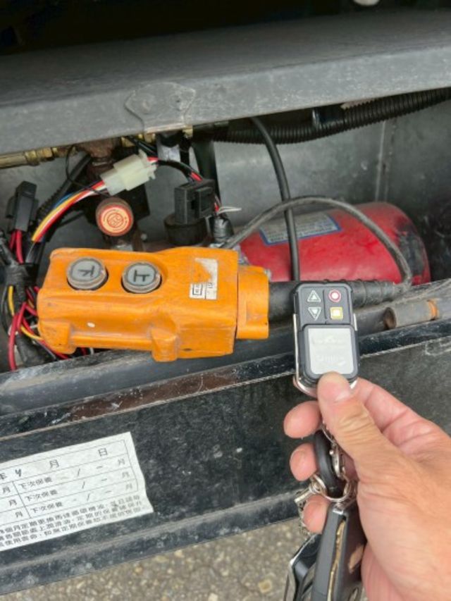 新款六期小霸王 單箱自排 僅跑5萬 加值5萬雙缸三尺油壓尾門  六顆全新輪胎 買回去直接賺錢  第9張相片