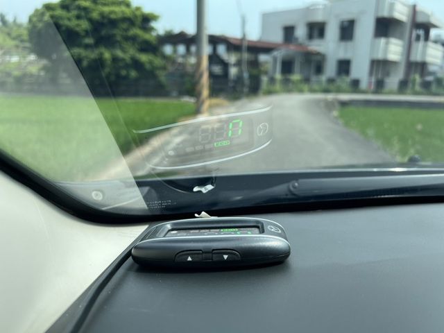 7人座休旅車 抬頭顯示器 液晶螢幕 多功能方向盤  第19張相片