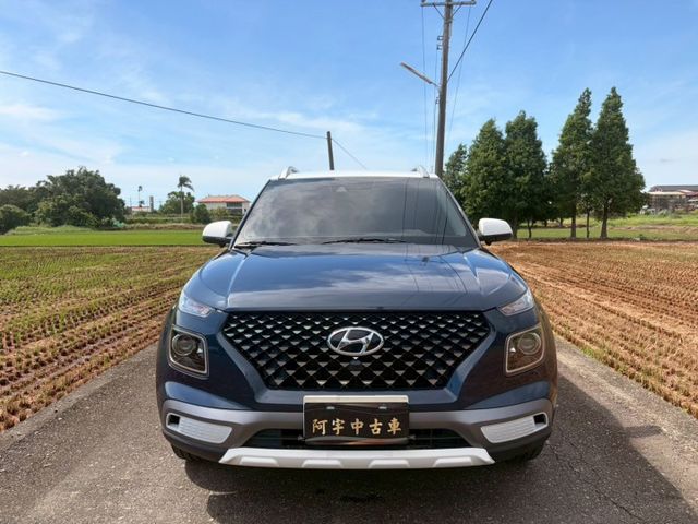 市場超稀少 原版 頂級GLC雙色版本 主動轉向頭燈 LED日行燈 尾燈 盲點 車道偏移系統 全新安卓機環景  第2張相片