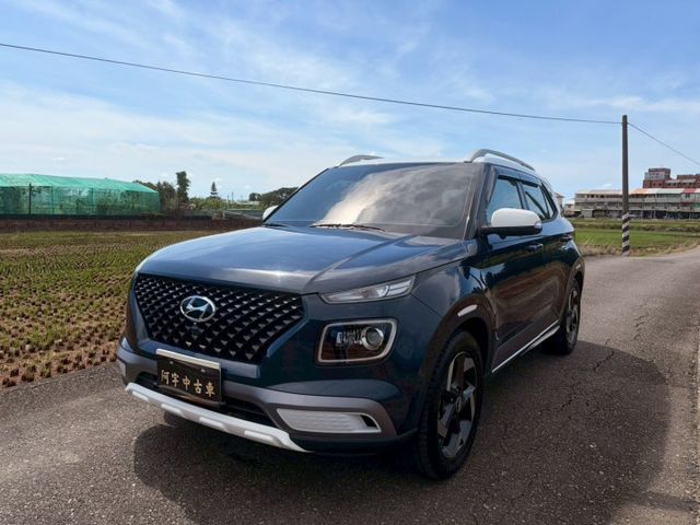 市場超稀少 原版 頂級GLC雙色版本 主動轉向頭燈 LED日行燈 尾燈 盲點 車道偏移系統 全新安卓機環景  第3張相片