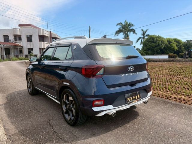 市場超稀少 原版 頂級GLC雙色版本 主動轉向頭燈 LED日行燈 尾燈 盲點 車道偏移系統 全新安卓機環景  第4張相片