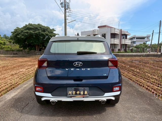 市場超稀少 原版 頂級GLC雙色版本 主動轉向頭燈 LED日行燈 尾燈 盲點 車道偏移系統 全新安卓機環景  第5張相片