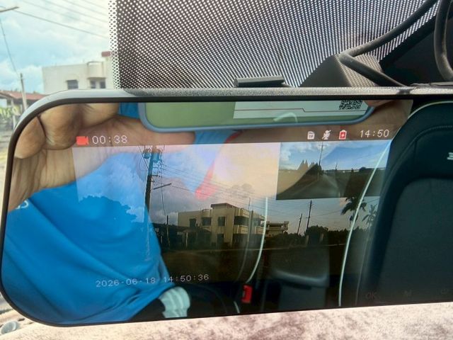 市場超稀少 原版 頂級GLC雙色版本 主動轉向頭燈 LED日行燈 尾燈 盲點 車道偏移系統 全新安卓機環景  第17張相片