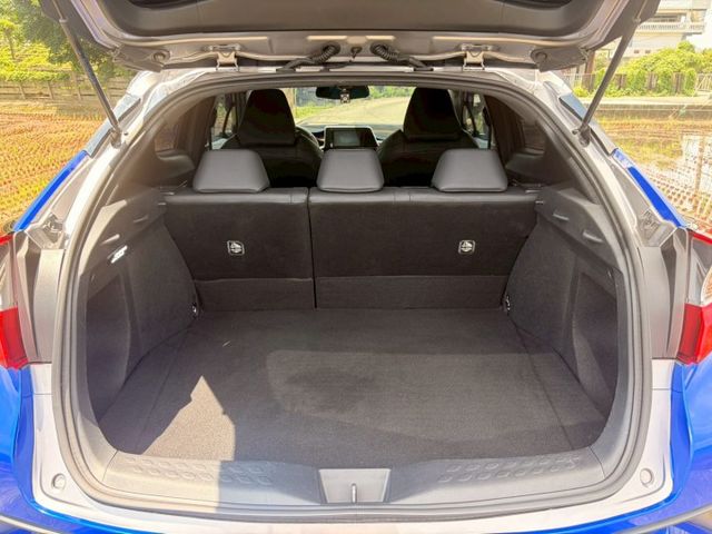 個性小跑車 稅金一年8640 全車原版件  豪華版 電熱椅 LED頭燈 AUTOHOLD 原廠GARMIN影音主機  第7張相片