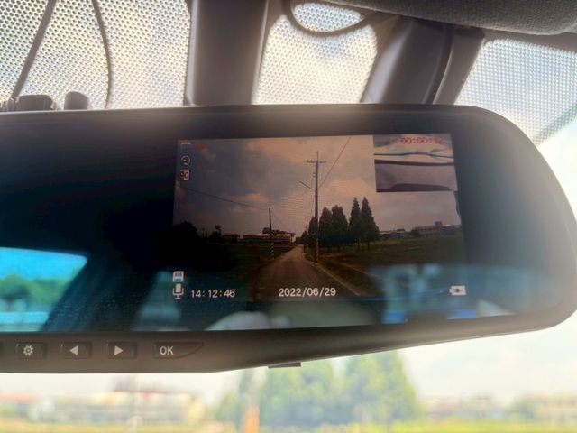 個性小跑車 稅金一年8640 全車原版件  豪華版 電熱椅 LED頭燈 AUTOHOLD 原廠GARMIN影音主機  第16張相片