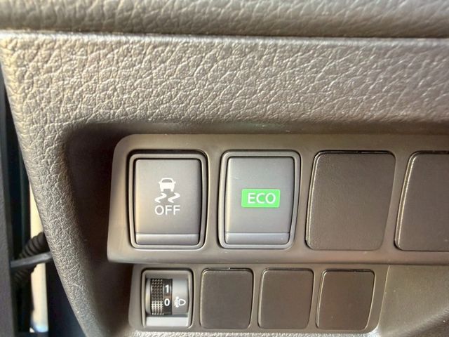 NISSAN專賣店 完美影音版 超舒適休旅車 IKEY 環景 四錄行車紀錄器 車側踏板 定速 雙區恆溫 歡迎鑑賞  第17張相片