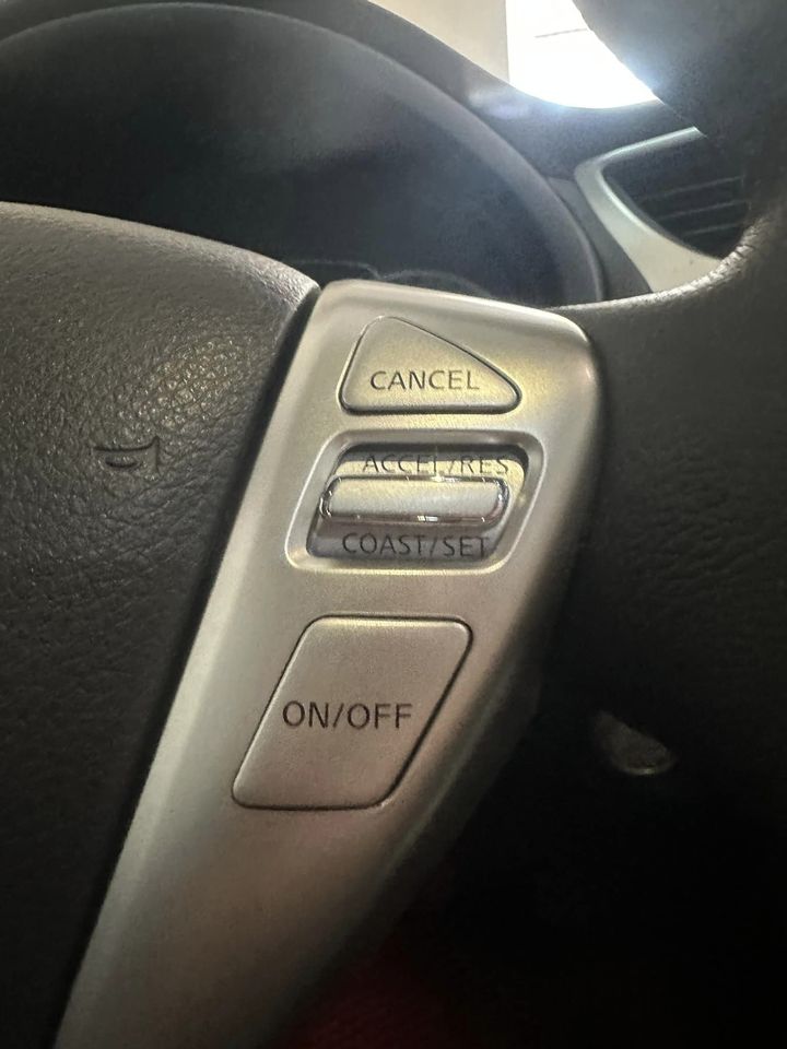 2016 NISSAN SENTRA 1.8L 舒適大空間/免鑰匙/倒車顯影/定速/摸門/電折/空力套件版/0955836122周小姐/LINE：zhen3280612  第8張相片