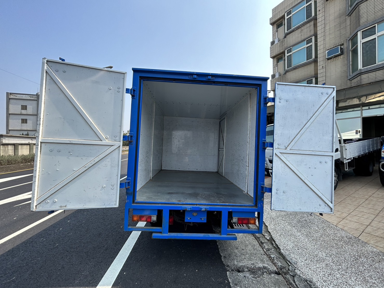 2015 三菱mitsubishi 得利卡廂式貨車 2.4L 手排 里程只跑8千!載貨首選 無待修/0955836122周小姐/LINE：zhen3280612  第5張相片