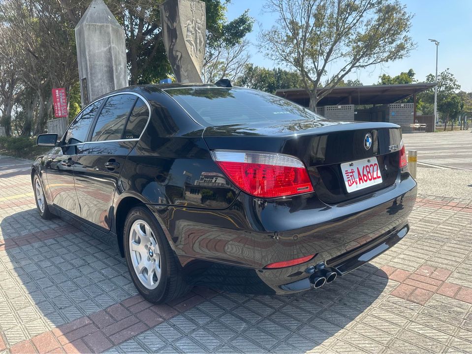 2007 BMW 523i  2.5L 少少的錢就可圓你一個夢/免鑰匙/後冷出風口/天窗/定速/0955836122 周小姐/LINE：zhen3280612  第2張相片