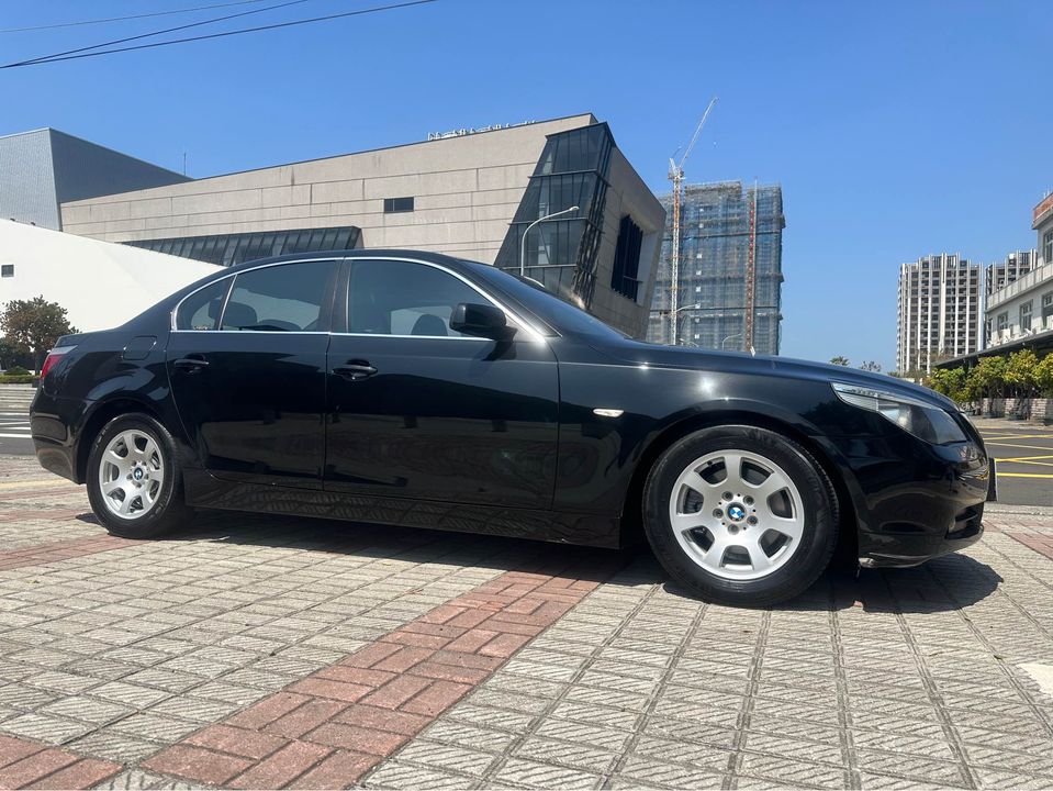 2007 BMW 523i  2.5L 少少的錢就可圓你一個夢/免鑰匙/後冷出風口/天窗/定速/0955836122 周小姐/LINE：zhen3280612  第5張相片