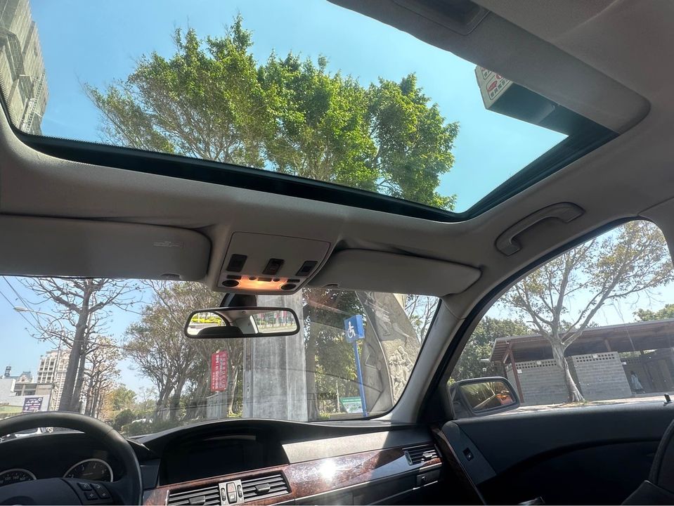 2007 BMW 523i  2.5L 少少的錢就可圓你一個夢/免鑰匙/後冷出風口/天窗/定速/0955836122 周小姐/LINE：zhen3280612  第8張相片