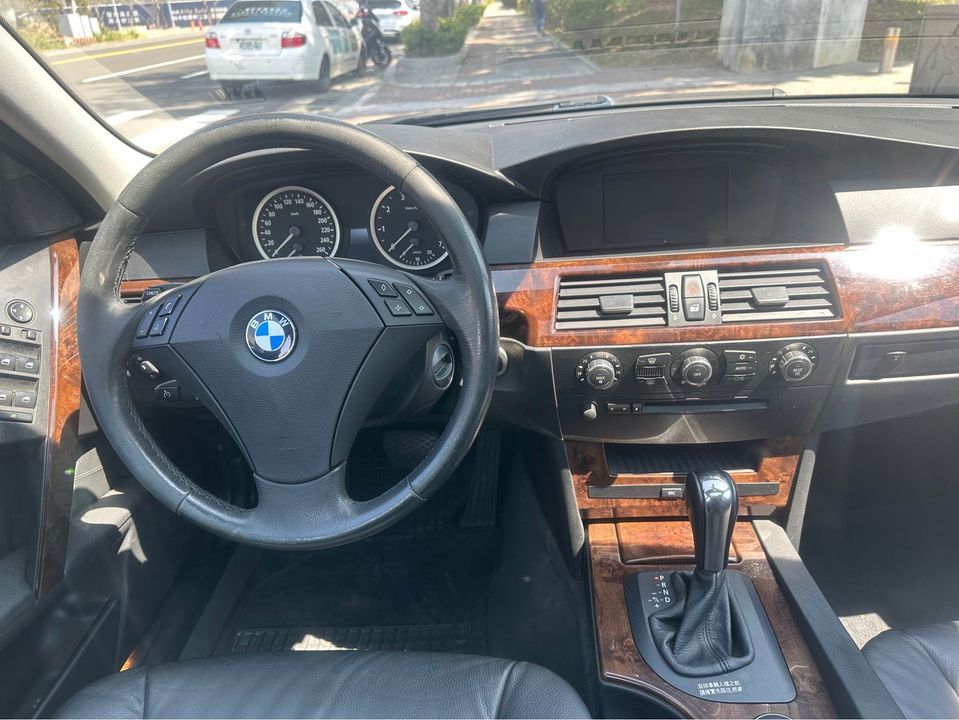 2007 BMW 523i  2.5L 少少的錢就可圓你一個夢/免鑰匙/後冷出風口/天窗/定速/0955836122 周小姐/LINE：zhen3280612  第10張相片