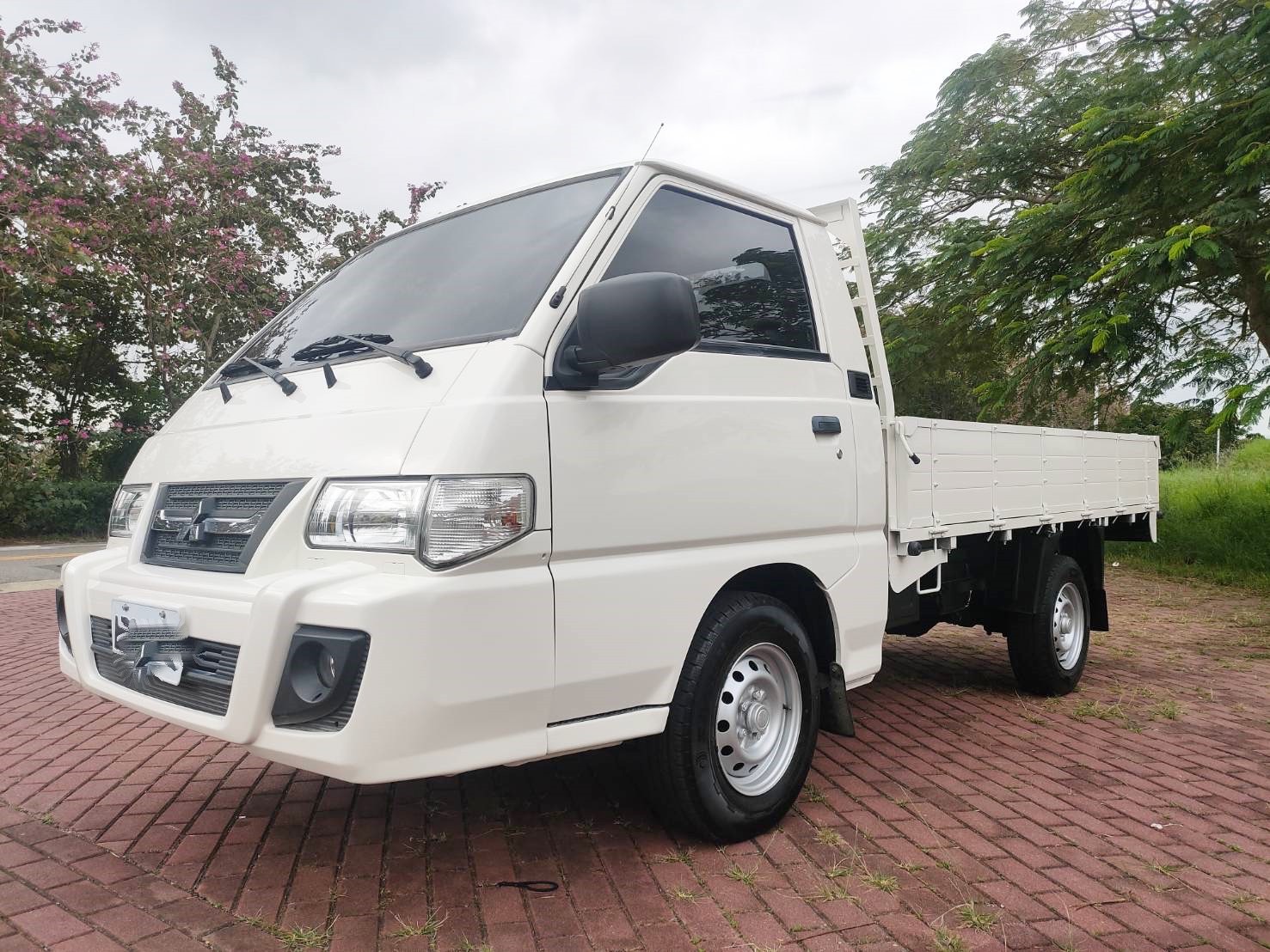 2018 Mitsubishi三菱 得利卡白色貨車/原鈑件/只跑3萬/電動窗/倒車影像/載貨好幫手/0955836122 周小姐/LINE：zhen3280612  第1張相片