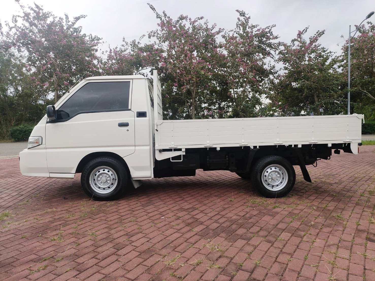 2018 Mitsubishi三菱 得利卡白色貨車/原鈑件/只跑3萬/電動窗/倒車影像/載貨好幫手/0955836122 周小姐/LINE：zhen3280612  第4張相片