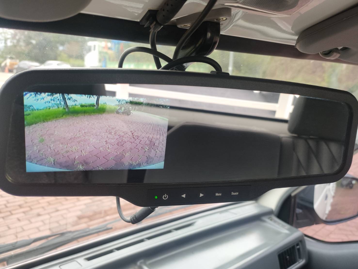 2018 Mitsubishi三菱 得利卡白色貨車/原鈑件/只跑3萬/電動窗/倒車影像/載貨好幫手/0955836122 周小姐/LINE：zhen3280612  第7張相片