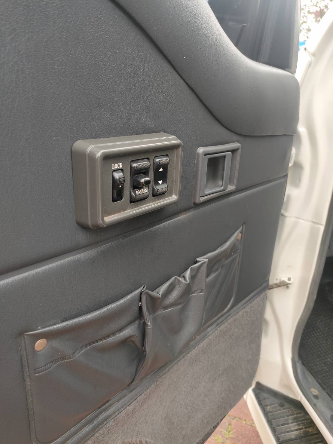 2018 Mitsubishi三菱 得利卡白色貨車/原鈑件/只跑3萬/電動窗/倒車影像/載貨好幫手/0955836122 周小姐/LINE：zhen3280612  第9張相片