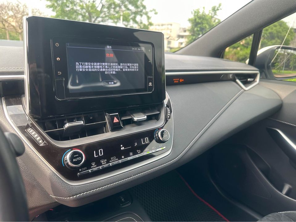 2018 Toyota Auris 2.0 頂款 原鈑件/配備滿滿/免鑰匙/恆溫/定速/ACC跟車/盲點/0955836122 周小姐/LINE：zhen3280612  第14張相片
