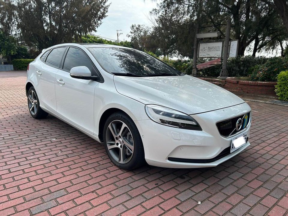 2017 Volvo富豪 V40 T3 1.5L 配備滿 稅金低 安全係數高/0955836122 周小姐/LINE：zhen3280612  第1張相片