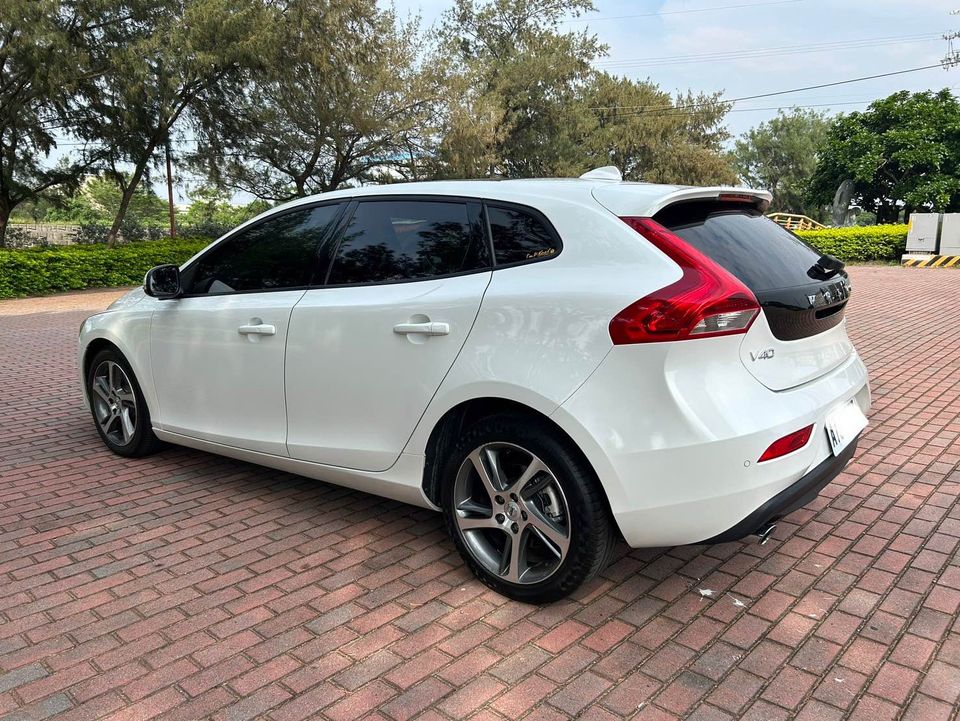 2017 Volvo富豪 V40 T3 1.5L 配備滿 稅金低 安全係數高/0955836122 周小姐/LINE：zhen3280612  第3張相片