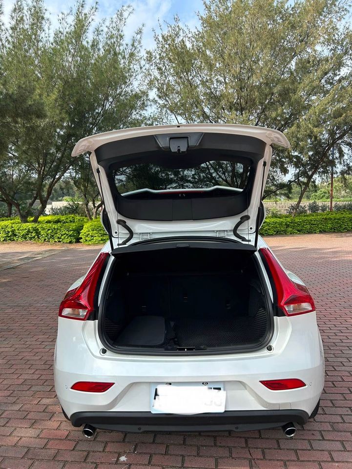 2017 Volvo富豪 V40 T3 1.5L 配備滿 稅金低 安全係數高/0955836122 周小姐/LINE：zhen3280612  第6張相片